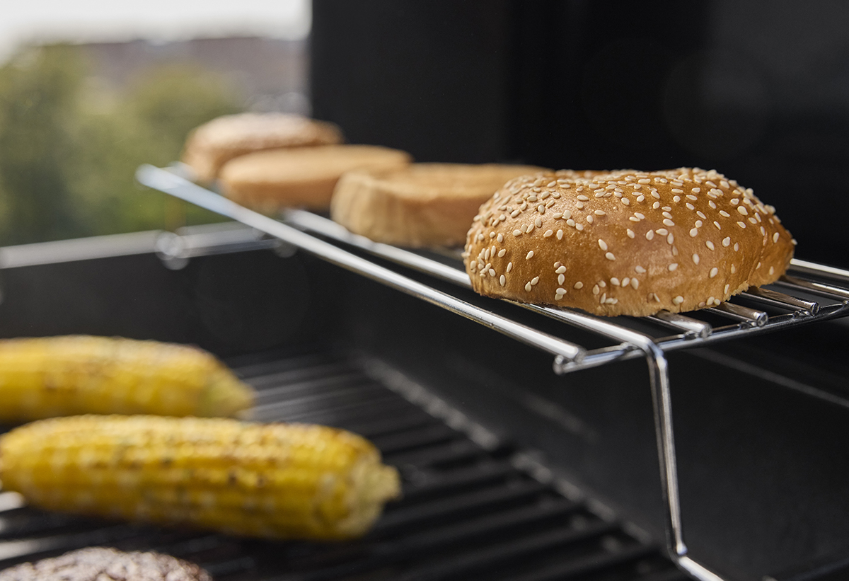 Απεικονίζεται ψήσιμο υλικών στη σχάρα.